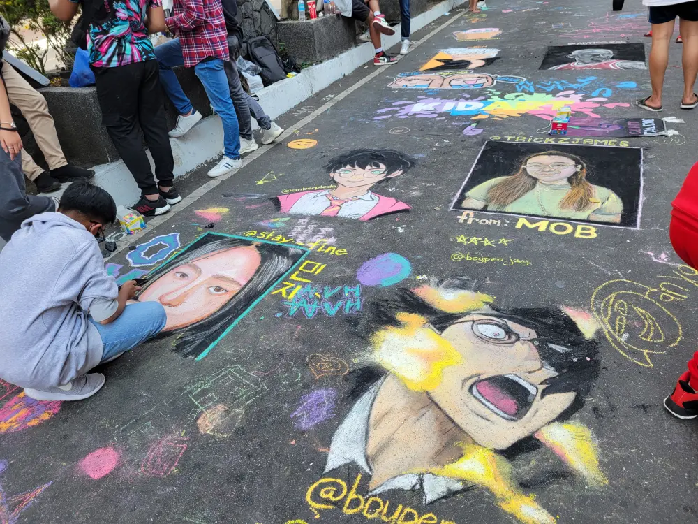 バギオ市のSession Roadのアスファルトにチョークで絵を描くフィリピン人アーティスト