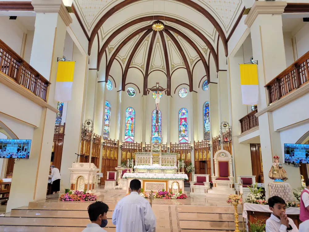 バギオ大聖堂の内部にある十字架にかけられたイエス・キリスト像、祭壇、説教台