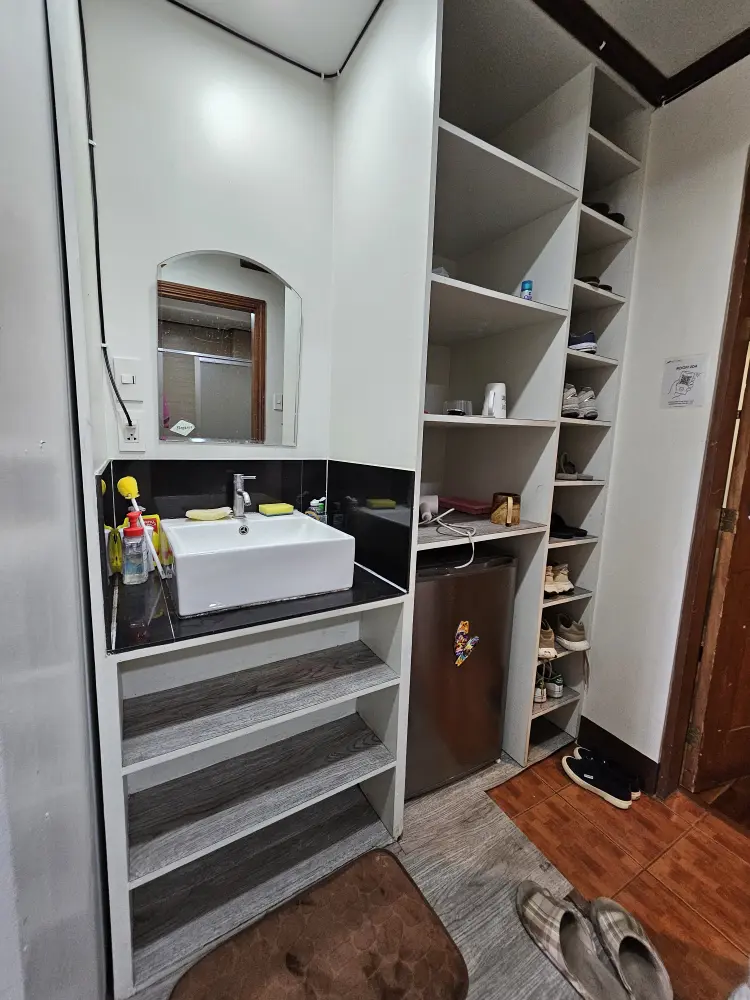 BECI Sparta Campusの4人部屋入口付近に設置された靴棚、収納棚、冷蔵庫、洗面台