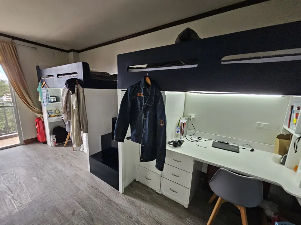 下段にデスク、引出し、収納棚を備えたロフトベッドが並ぶクアッドルーム