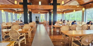 JIC Premium Campusのダイニングホールで自習をしている学生