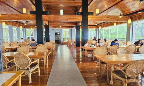 JIC Premium Campusのダイニングホールで自習をしている学生