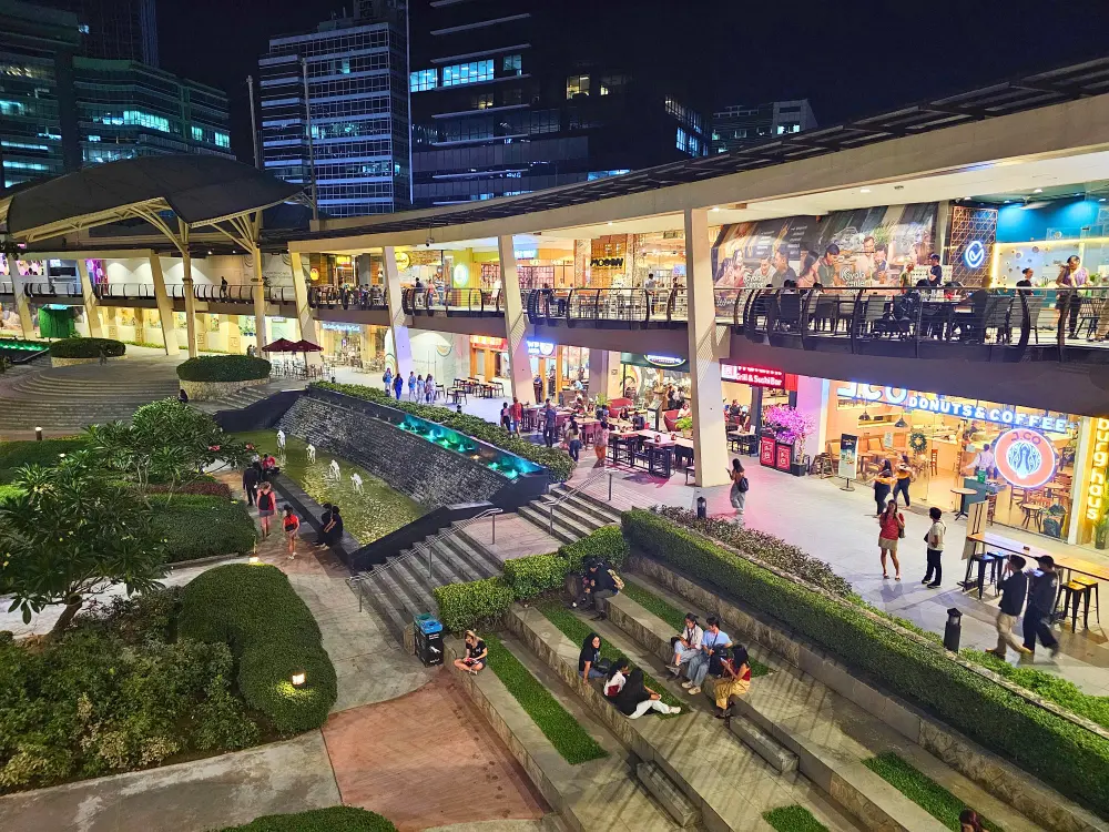 レストランやカフェが並ぶアヤラセンター・セブ内にあるテラスの夜景