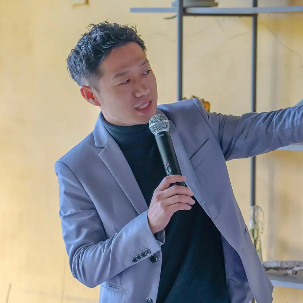 マイクを持ってプレゼンを行っているJIC Academyの日本人ディレクター野口さん