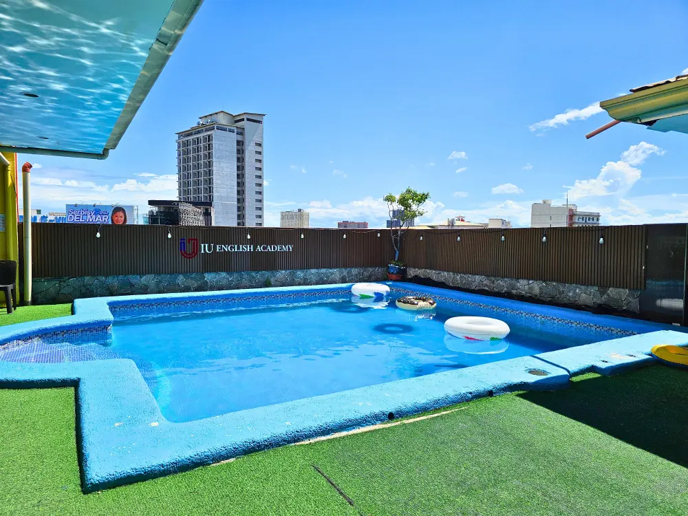 アイユー・イングリッシュ・アカデミーの校舎屋上にある青色のプール