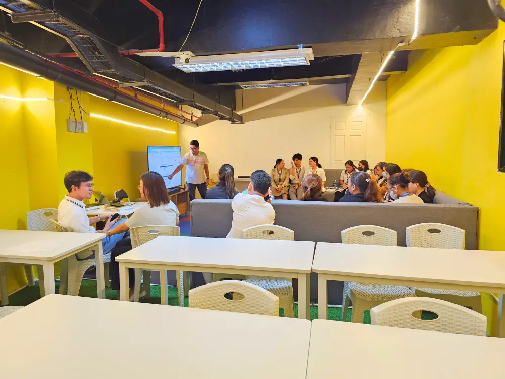 ソファに座りオリエンテーションを行っているIUとICL English Academyのフィリピン人講師たち