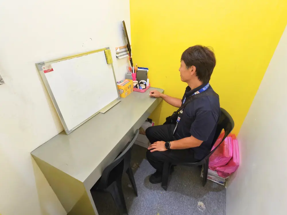 IU English Academyのマンツーマンクラス用教室に座り、教室の使い心地を確かめているGrit留学の代表