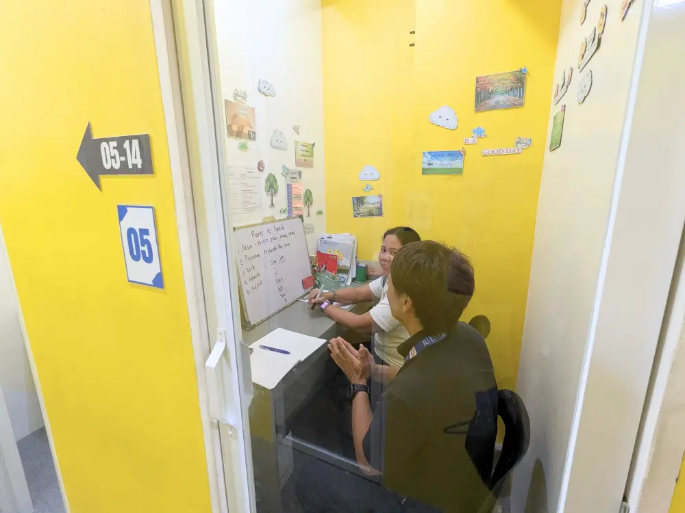 トライアルマンツーマンクラスで発言するGrit留学の代表とそれに耳を傾けているIU Englishの講師