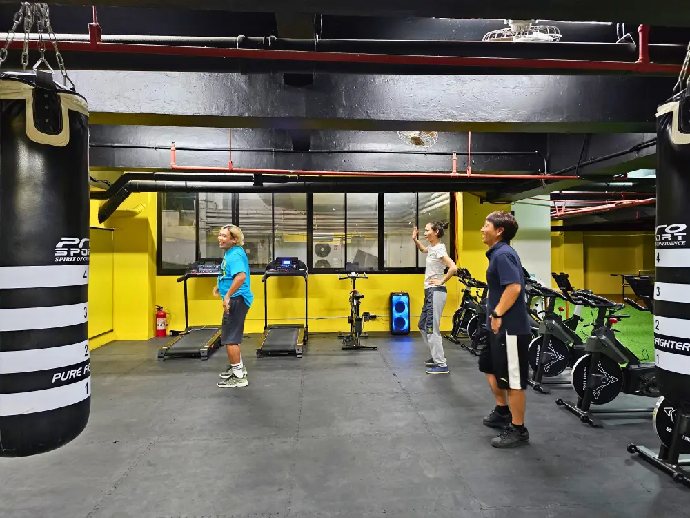 ズンバクラスを教えているプロコーチと一緒に踊るモンゴル人学生とGrit留学の代表