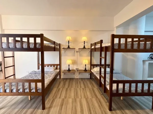 木製の2段ベッド2台と各ベッドサイドに設置された4台のランプ