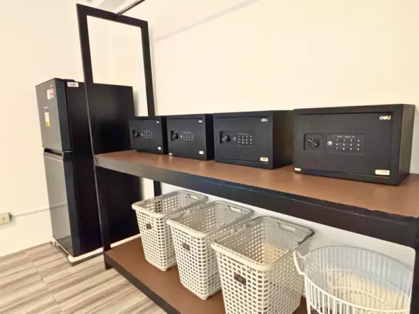 セーフティーボックス4台と洗濯カゴ4個、冷蔵庫が設置された4人部屋