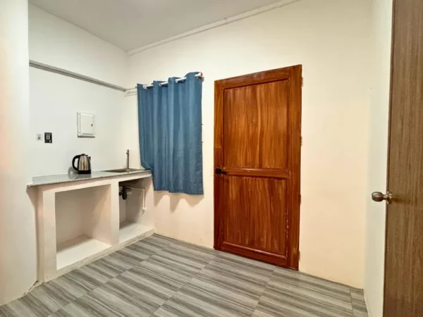 入口付近にミニシンクと電気ケトルが設置されたGenius Englishの4人部屋