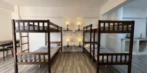 セブ_Genius_学生寮_2段ベッドが2台並んだ4人部屋の室内全景