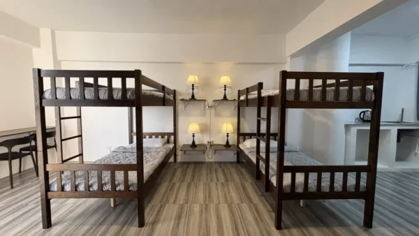 セブ_Genius_学生寮_2段ベッドが2台並んだ4人部屋の室内全景