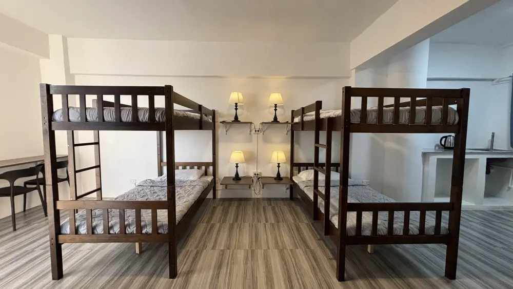 セブ_Genius_学生寮_2段ベッドが2台並んだ4人部屋の室内全景