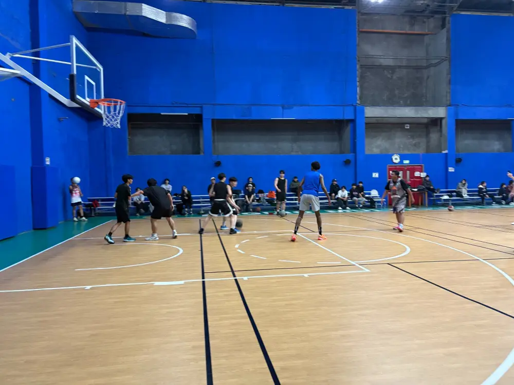 バギオにあるJIC Premium Campusの学生がバスケットボールコートで試合をしている様子