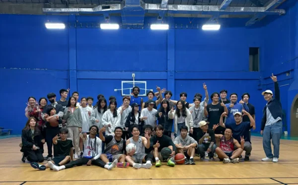 バギオにあるJIC Premium Campusのバスケットボールクラブ参加者による集合写真