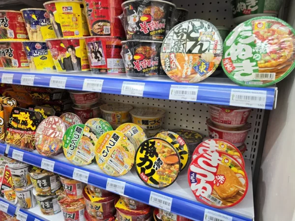 セブ_B'CebuのH Martで販売されていた日本と韓国のカップラーメン_2026