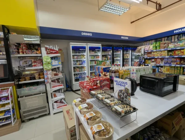 セブ_ B'CebuのH Mart店内に並ぶ商品棚とお惣菜_2026