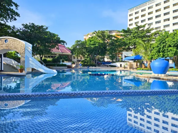 EGI Resort & Hotelのプールと、奥に見えるGenius English Academyの校舎