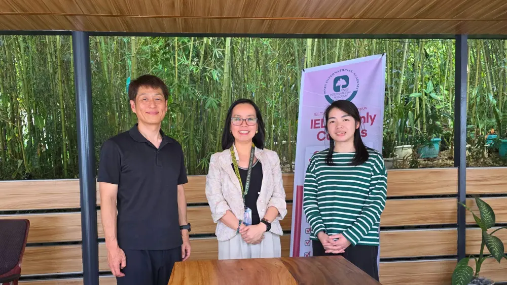 Pines IELTSキャンパスのヘッドティーチャーJunai先生とGrit留学の2人