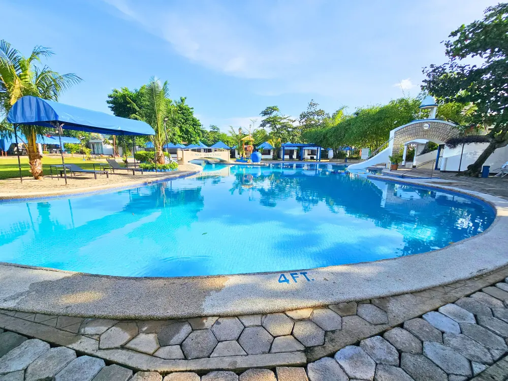 EGI Resort & Hotelの敷地内にある広々としたスイミングプール