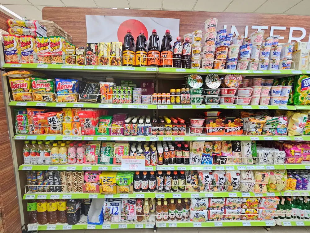 Metro Supermarketのインターナショナルコーナーに並ぶ日本の食品や調味料類