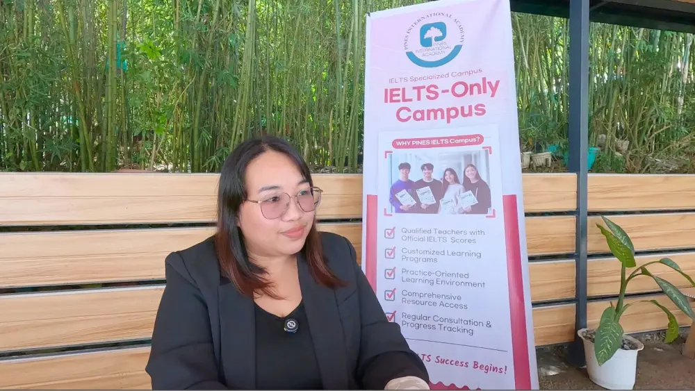 Pines IELTSキャンパスでのインタビューに応じるIELTS講師Aprilyn先生