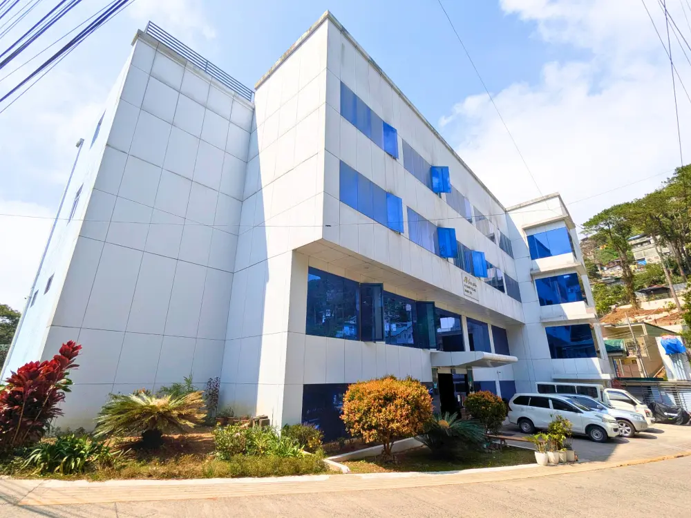 道路に面したPines IELTS Specialized Campusの校舎外観