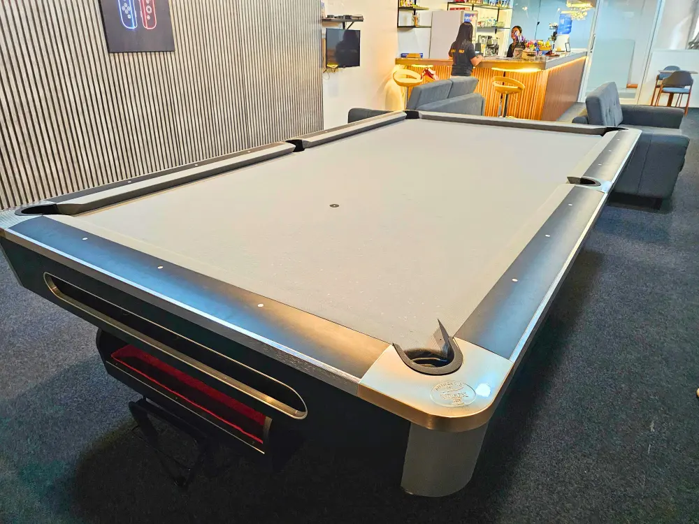 校内カフェの中にあるビリヤード台と奥に見えるカフェカウンター