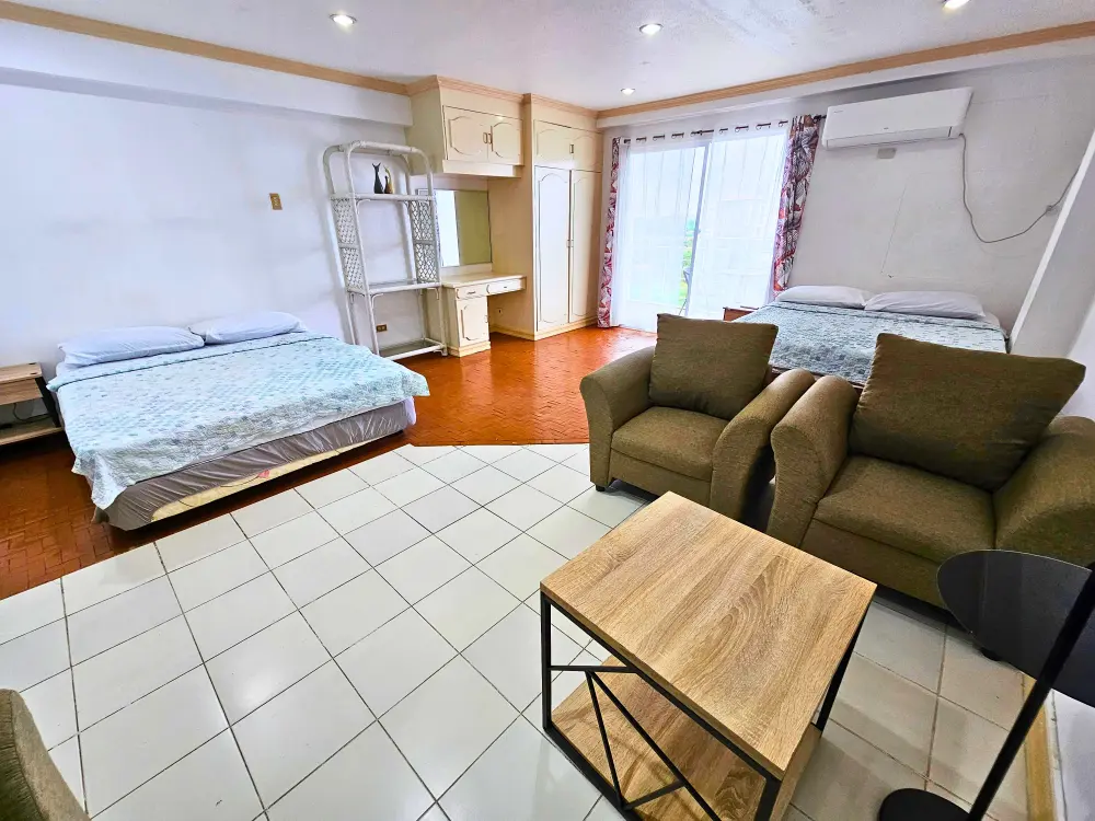 ベッド2台とソファスペースを備えたSea View Double Roomの室内