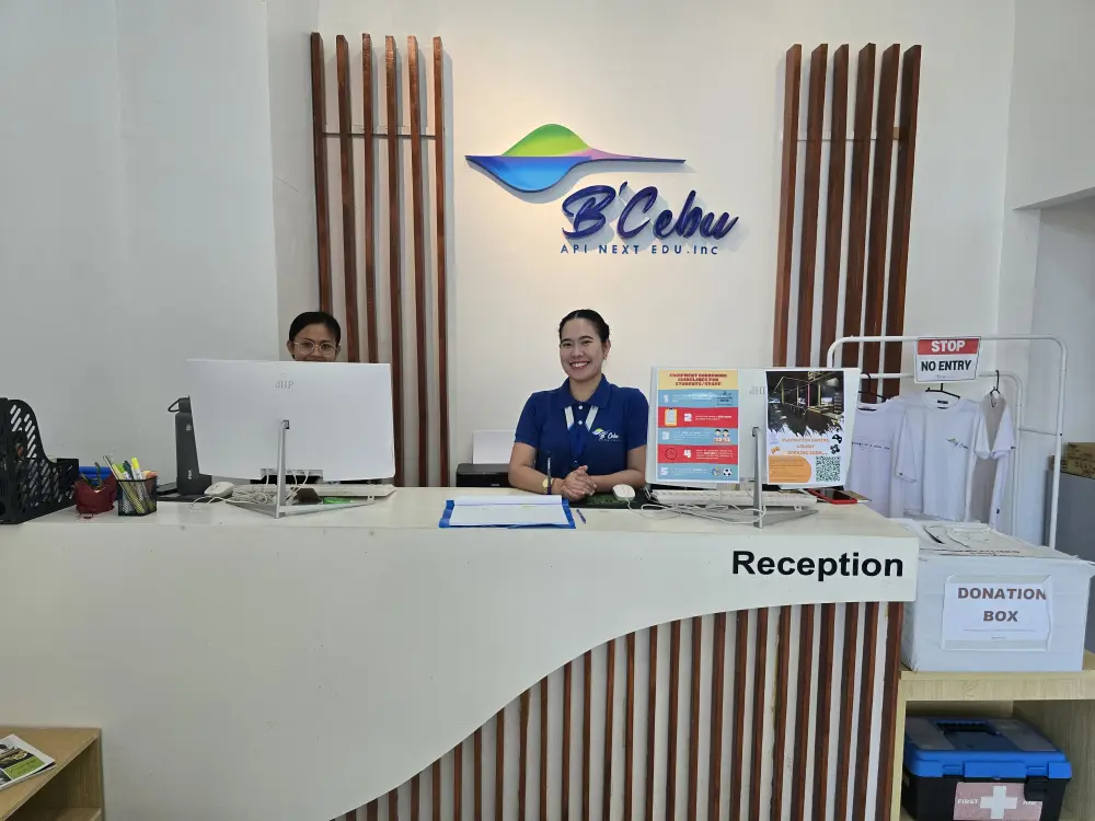 セブ_B'Cebu_校舎1階にあるレセプションデスク_20260330