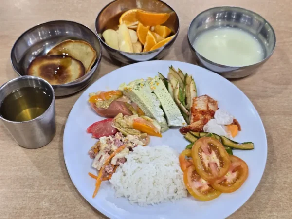 セブ_CIJ_野菜やフルーツを添えた朝食プレート