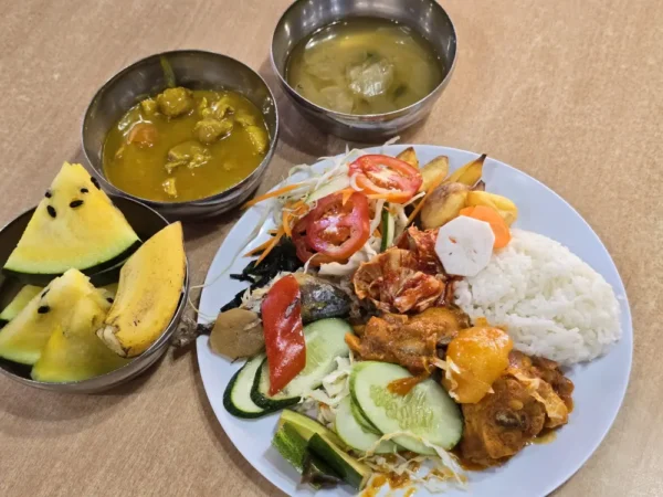 セブ_CIJ_日本風カレーと野菜・フルーツが並ぶ昼食