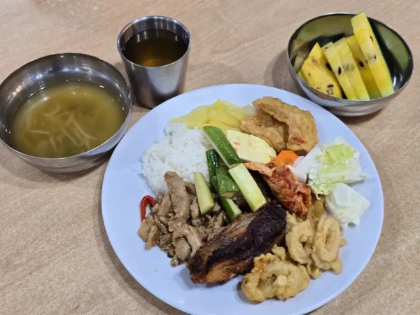 セブ_CIJ_キムチや野菜を添えた夕食プレート