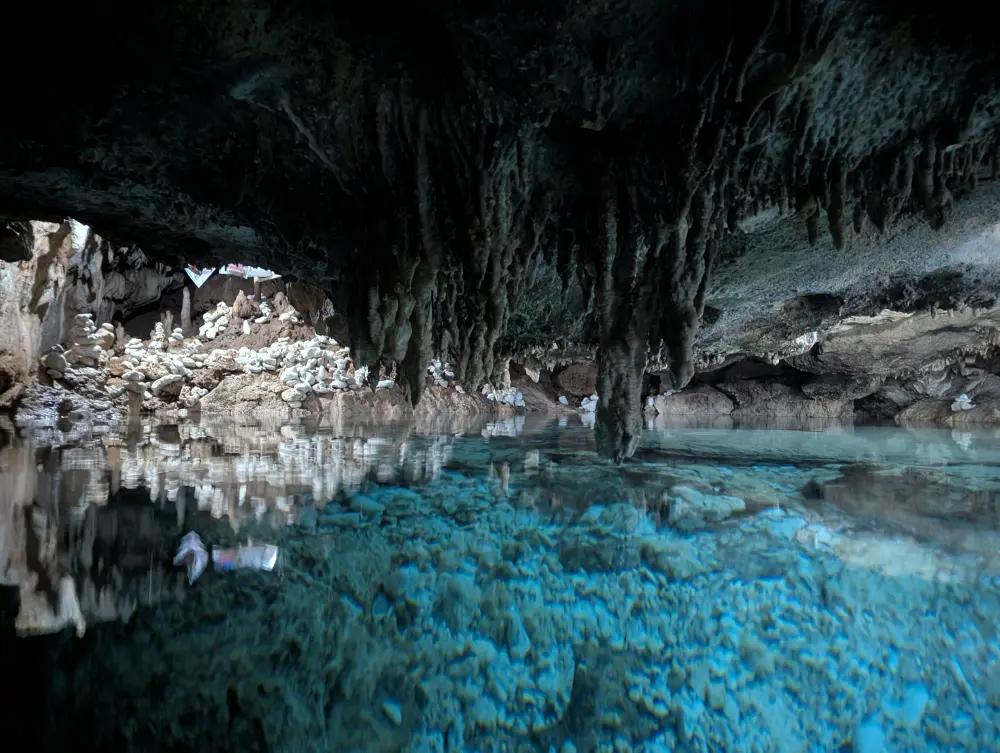カモテス諸島_パシハン島_Amazing Island Caveの透明な水が広がる洞窟