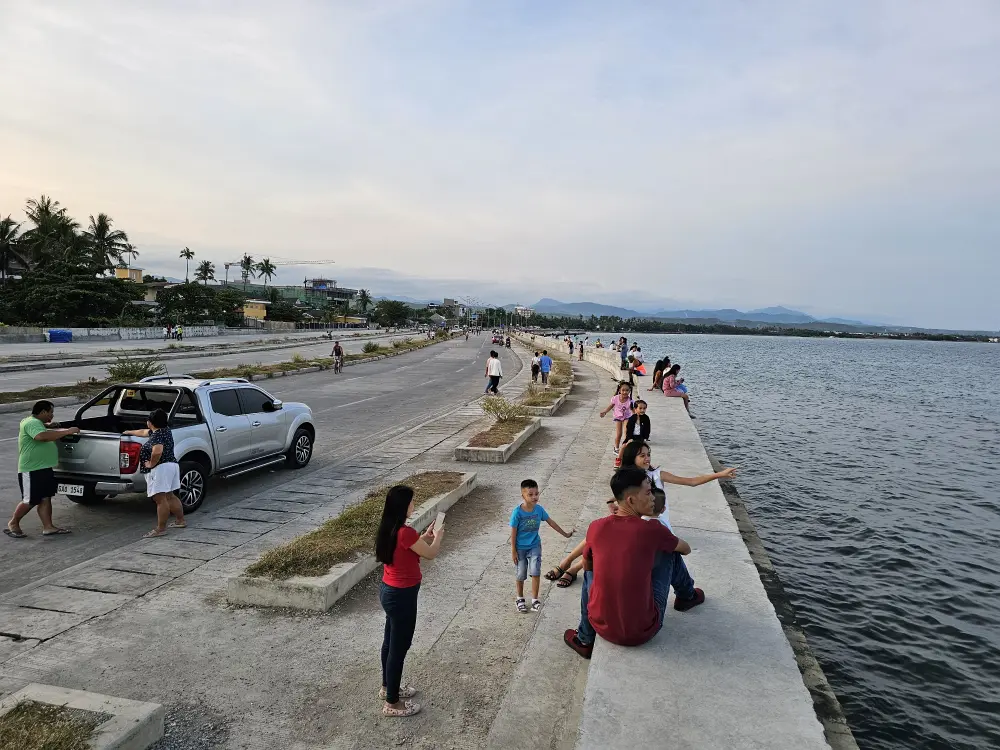 セブ_リロアン_CIJ近くのLiloan Baywalk Parkの海沿い風景