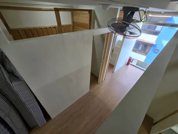 バギオ_PINES Main_5人部屋Soloの通路と天井ファン
