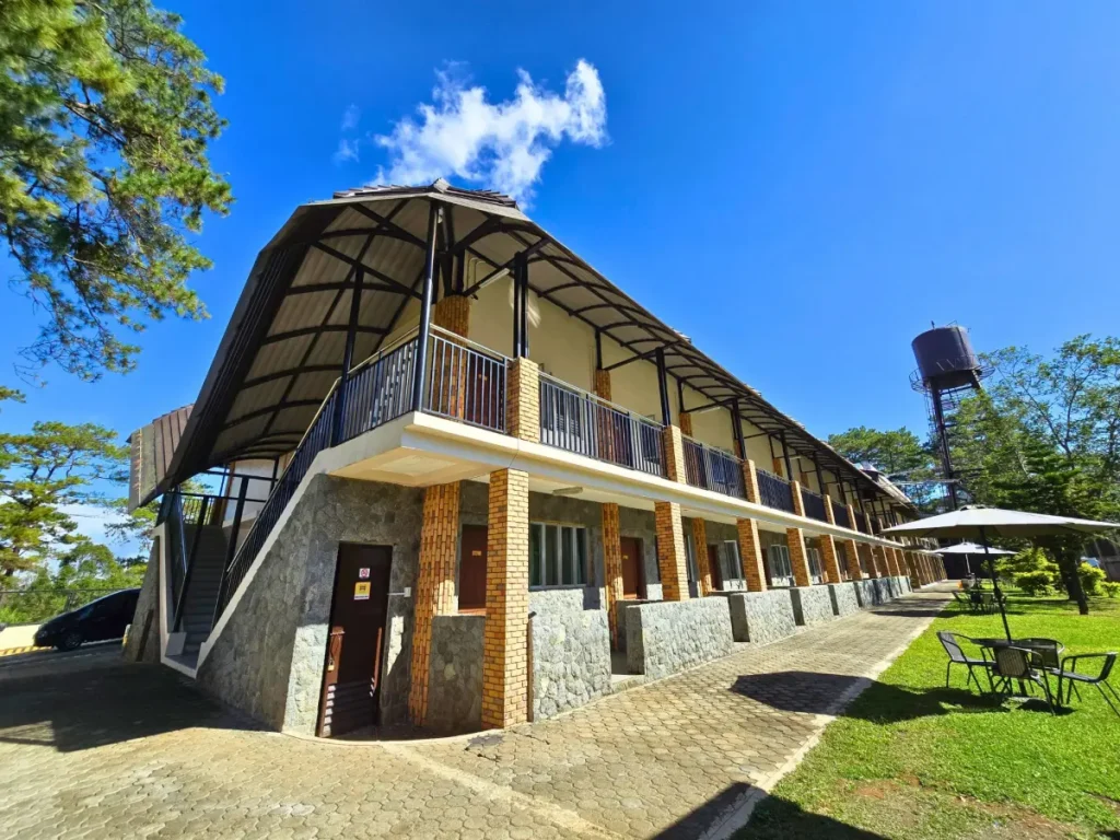 フィリピンのバギオにある語学学校A&J ECO Campusの学生寮を斜め横から見た外観