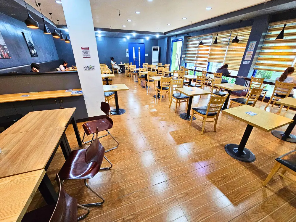 複数の学生が自習に取り組むCebu Blue Ocean Academyの校舎1階にあるスタディカフェ