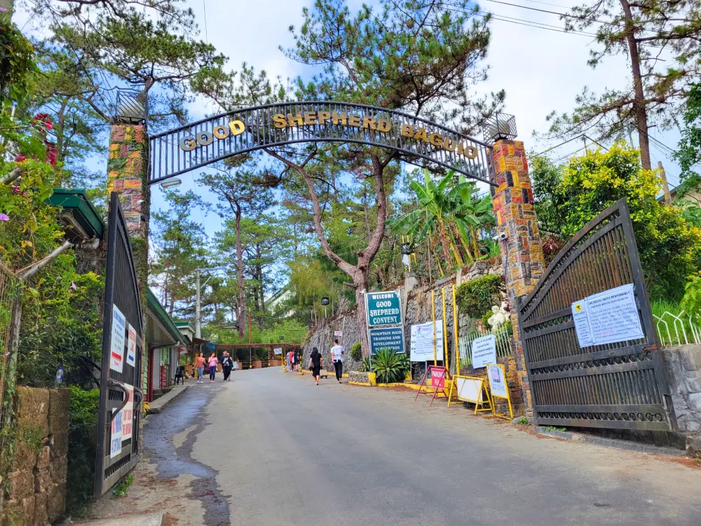 道路から見た、フィリピン・バギオのGood Shepherd Convent（グッドシェパード修道院）の大きな入口ゲート