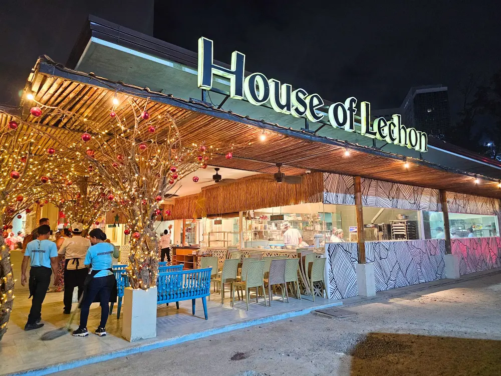 クリスマスの飾りとイルミネーションが灯る夜のHouse of Lechon外観