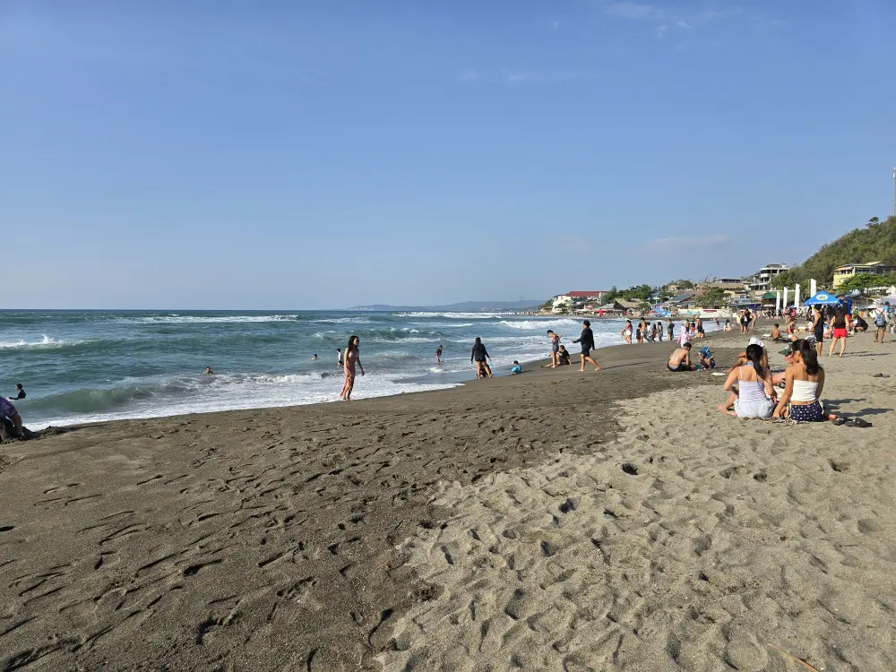 Grit留学が訪れた時の多くの人でにぎわうLa Union州のSan Juan Beach