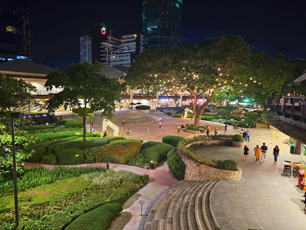テラスから望む、木々のイルミネーションが灯るAyala Center Cebuの夜の庭園