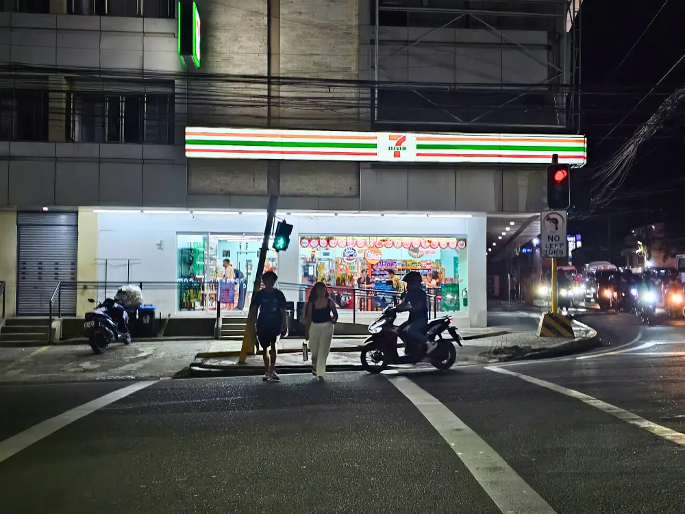交差点越しに撮影した、ICL English Academy近くのセブンイレブンの夜の様子