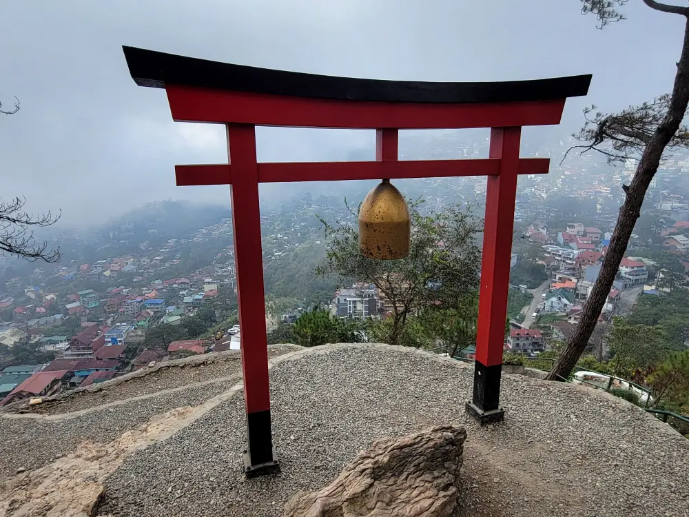 Grit留学が撮影したEco Park 内のMirador Peace Memorialの鳥居から望む霧に包まれたBaguioの街並み
