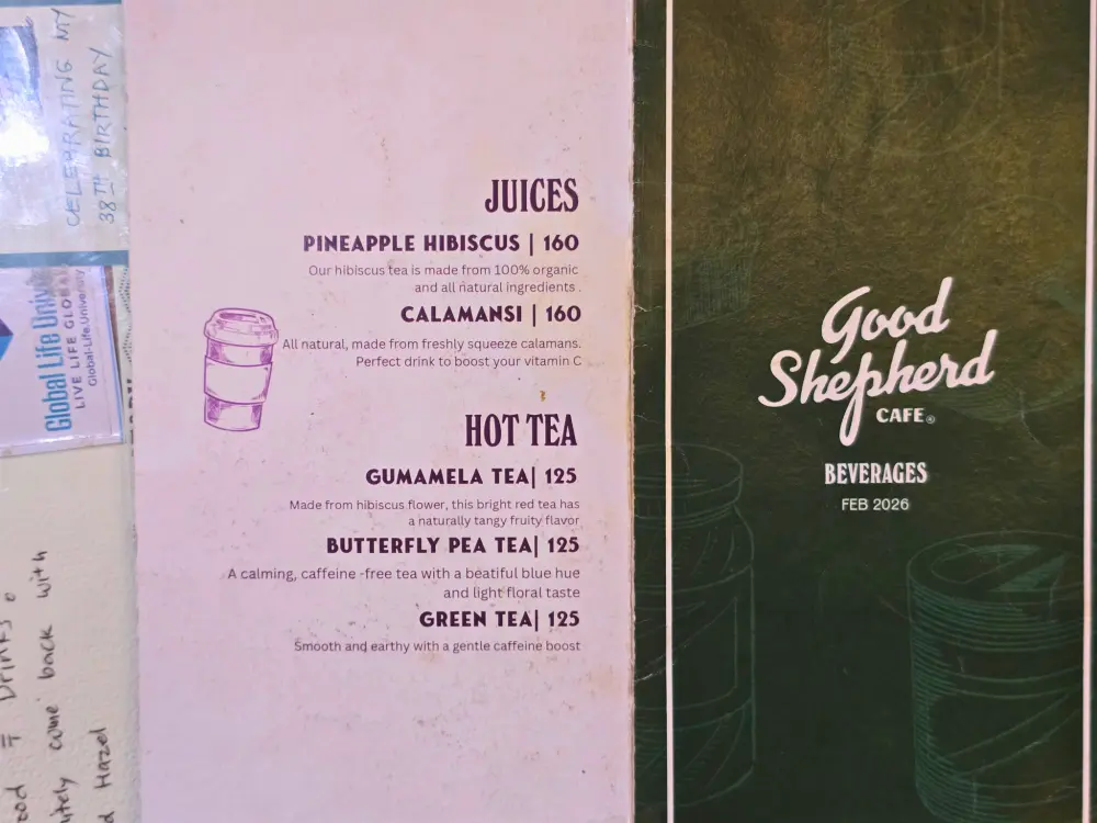 Pineapple HibiscusやCalamansiなどのジュースと、Butterfly Pea Teaなどが掲載されたメニュー
