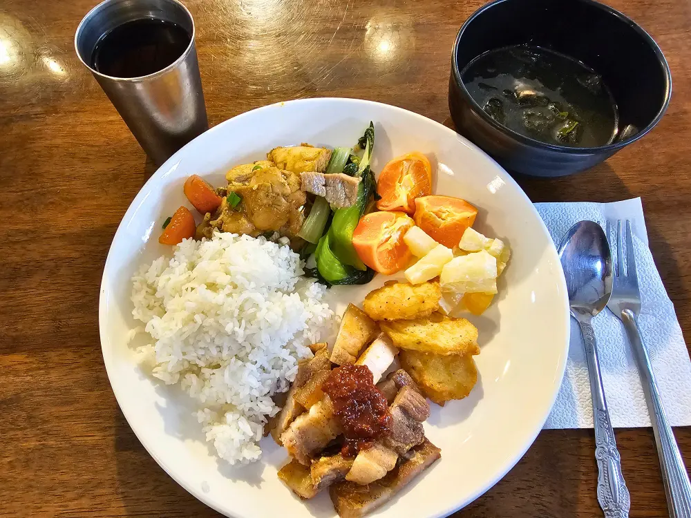 チキンアドボ、ペッチャイ、サムギョプサル、フルーツ、中華風スープなどのICLの昼食