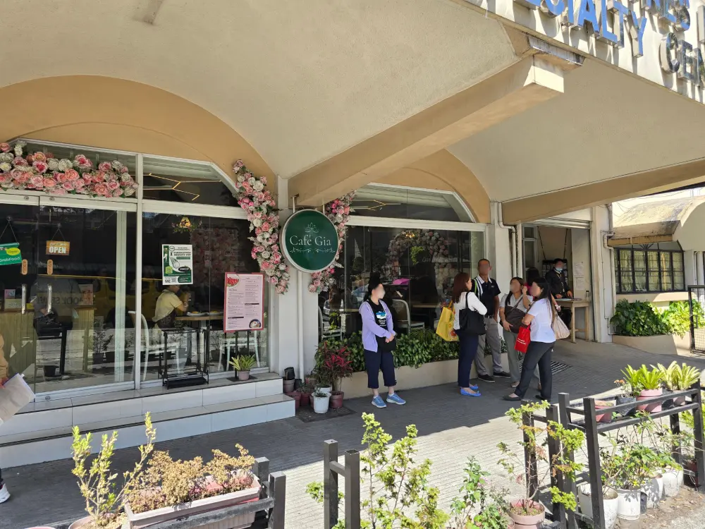 目印のCafe Giaと、その右側にあるPueblo De Maria Buildingの入口
