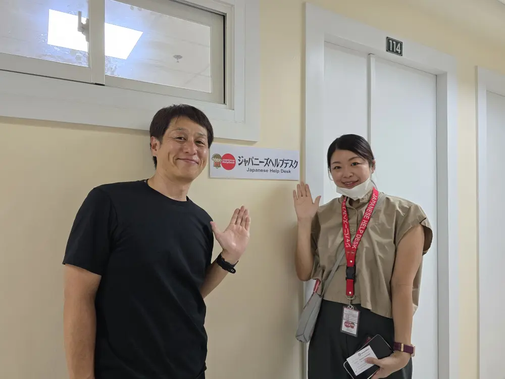 バギオのジャパニーズヘルプデスクの日本人スタッフ・ナナさんとGrit留学・真太郎の写真